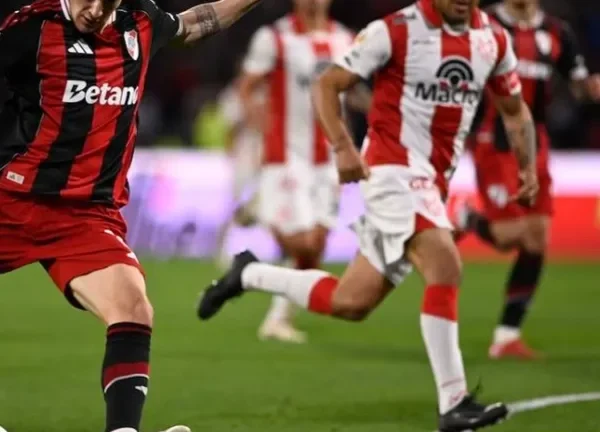 River goleó 4‑0 a Instituto en Córdoba y recuperó la cima de la Zona B