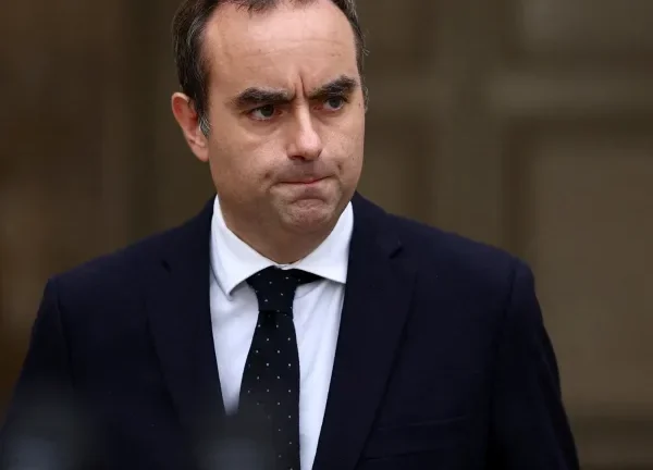 Crisis política en Francia: renunció el primer ministro y crece la presión sobre Macron