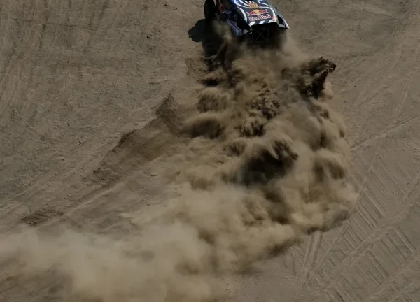 Triunfo argentino en una complicada jornada en el Rally Dakar y con un cambio al estilo F1